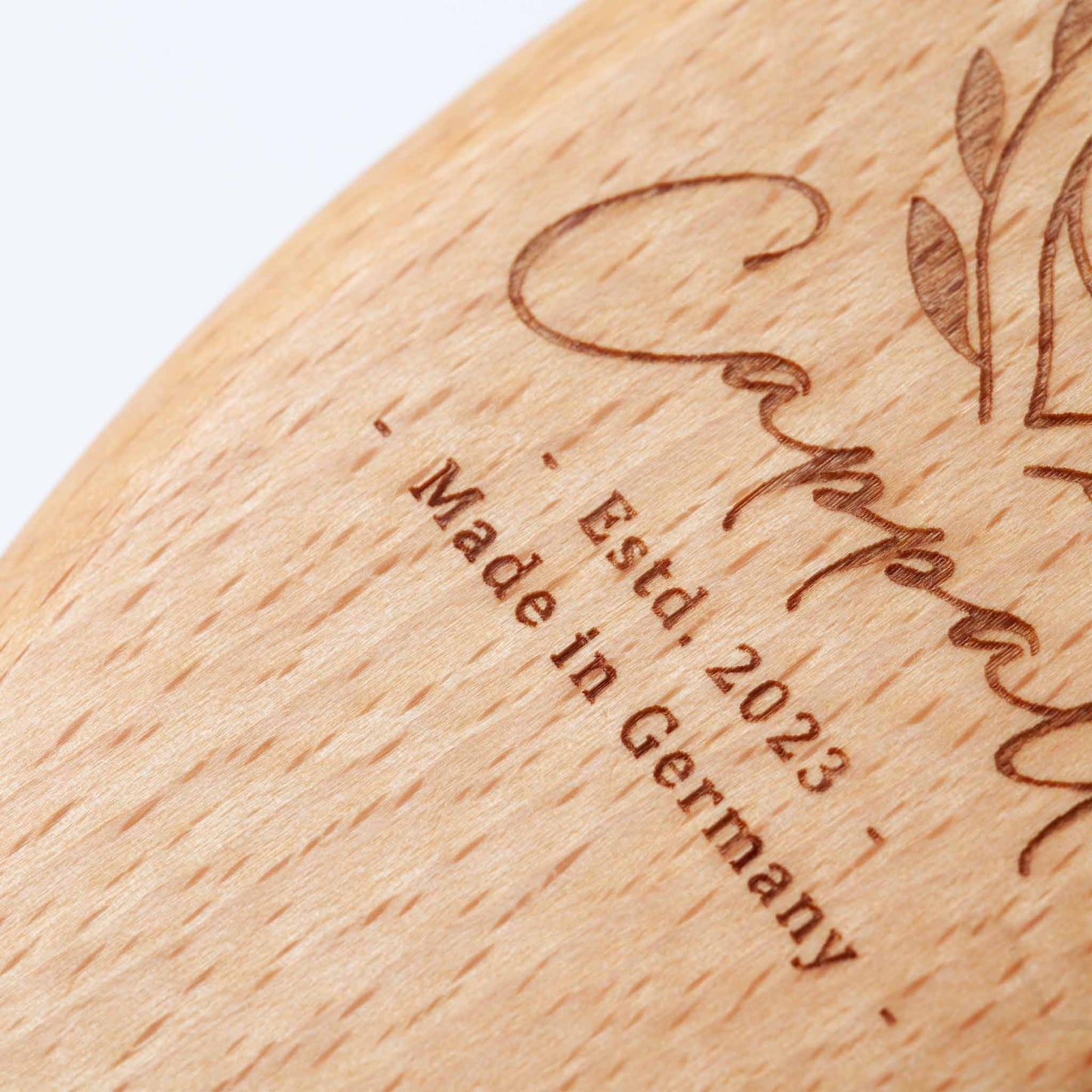 Detailaufnahme der Mähnenbürste mit sichtbarer Buchenholzmaserung und der Lasergravur des Schriftzugs 'Made in Germany'.